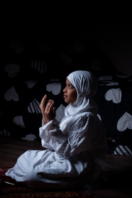 穆斯林小女孩祈祷图片