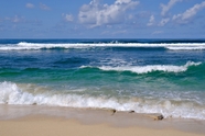 蓝天大海沙滩海浪图片