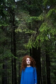 欧美时尚森林风美女写真图片