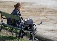 户外美女坐在长椅上看书图片