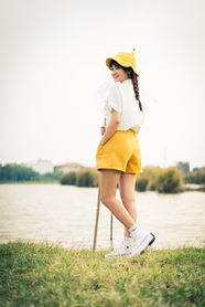夏日河边小清新美女写真图片