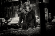 街头戴防毒面具人物黑白摄影图片