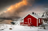 冬季雪地红色小木屋风景图片