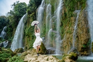山水瀑布旅行美女风景图片