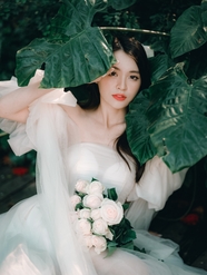 绿色自然外景婚纱照图片