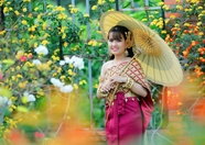 亚洲传统服饰撑伞美女写真图片