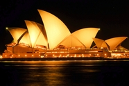 海上悉尼歌剧院建筑夜景图片