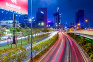 城市高楼大厦璀璨霓虹灯夜景图片