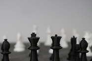 国际象棋棋子黑白摄影图片