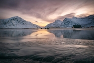 冬季挪威罗弗敦海雪山风光摄影图片