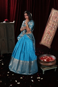 印度半纱丽传统服饰美女写真图片