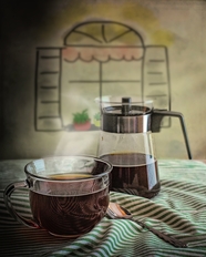 咖啡壶和热咖啡图片