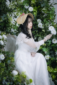 亚洲白色纱裙戴草帽美女图片