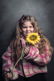 欧美青春期小女孩手持向日葵写真图片