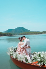亚洲情侣湖上泛舟婚纱照图片