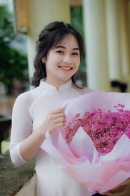 越南毕业典礼白色奥黛美女图片