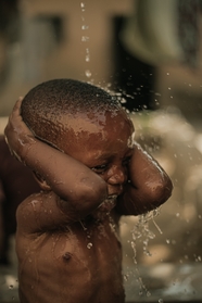 非洲小孩子洗澡图片