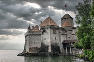 瑞士湖边古城堡图片