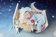 新生满月宝宝艺术照摄影图片