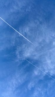 蓝色天空飞机尾迹图片