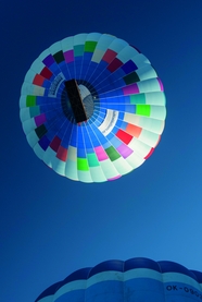 夏日蓝色天空彩色热气球图片