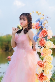 亚洲性感粉色公主风美女写真图片