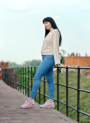 户外蓝色牛仔裤美女图片