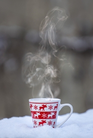 冬日雪地热饮咖啡图片