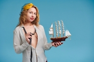 性感手持帆船模型美女写真图片