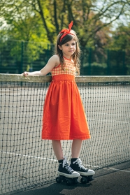 网球场可爱小女孩写真图片