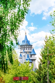 游乐场蓝色城堡建筑摄影图片