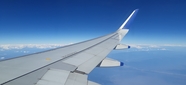 航空飞机穿过云层机翼尾翼摄影图片