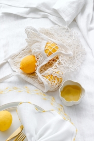 白色餐布黄色柠檬果汁图片