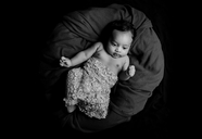 新生儿宝宝黑白肖像摄影图片