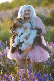 胖女人抱着猫咪的图片