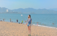 欧美美女海边手持自拍杆自拍图片