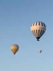 漂浮在蓝色天空上的热力气球图片