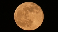 黑色夜空一轮圆月摄影图片