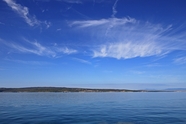 蓝色天空海岸线风光摄影图片