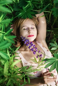 躺在花草丛间的红唇美女图片