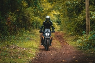 帅哥骑摩托车冒险旅行图片