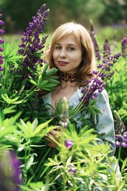 站在一片紫色的花丛中的美女图片