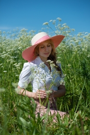 春天野生花海美女写真图片