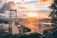 落日黄昏城市吊桥摄影图片