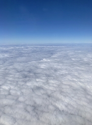 蓝色高空白色云层摄影图片