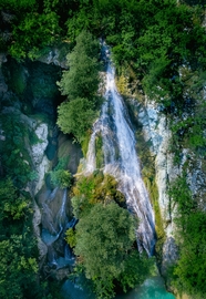 深山悬崖峭壁岩石瀑布风景图片