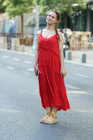 欧美街头红色吊带连衣裙美女写真图片