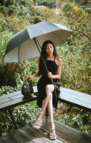 户外性感气质小黑裙撑伞美女图片