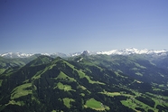 春天阿尔卑斯山山脉风光摄影图片