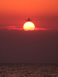 黄昏大海落日余晖飞机摄影图片